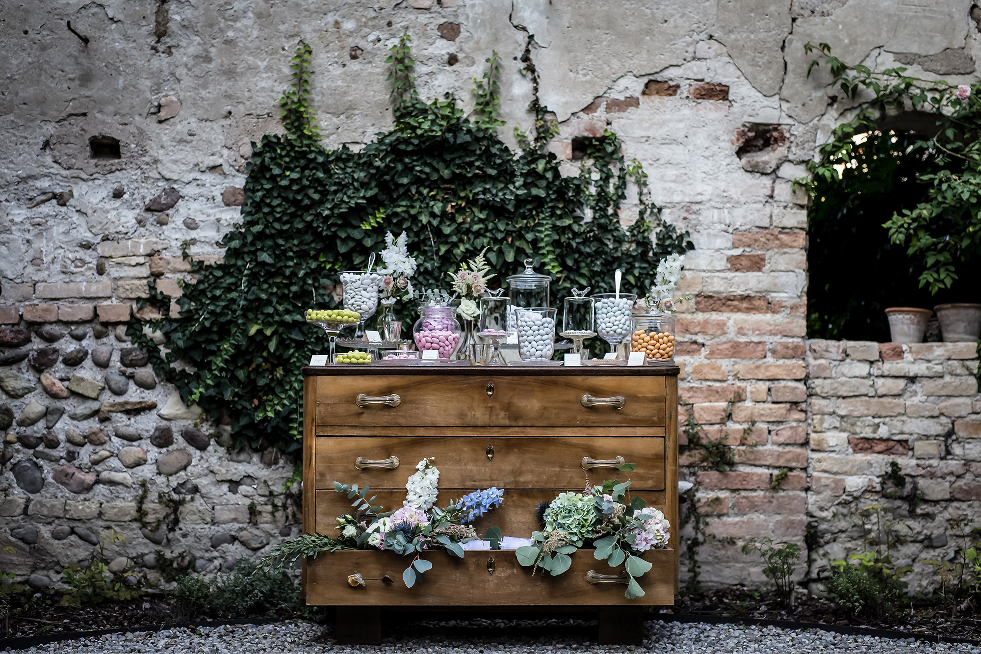 ..imagesweddings enmatrimonio convento annunciata petali bonbons wedding planner confettata by Photo27