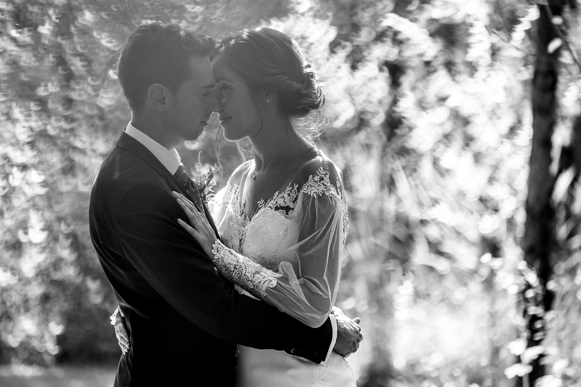 ..imagesweddings enmatrimonio convento annunciata petali bonbons wedding planner foto spontanee bianco nero by Photo27