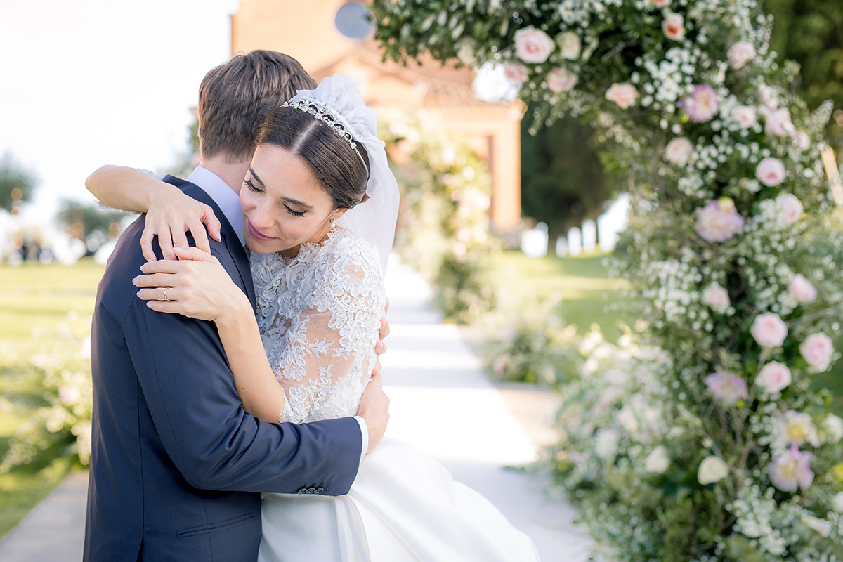 Romantic wedding in Tuscany, amidst hills and luxurious settings
