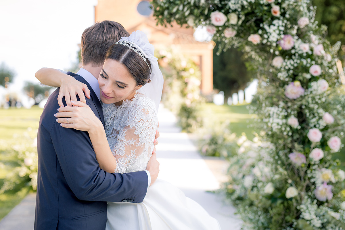 Romantico matrimonio in Toscana, tra colline e allestimenti lussuosi